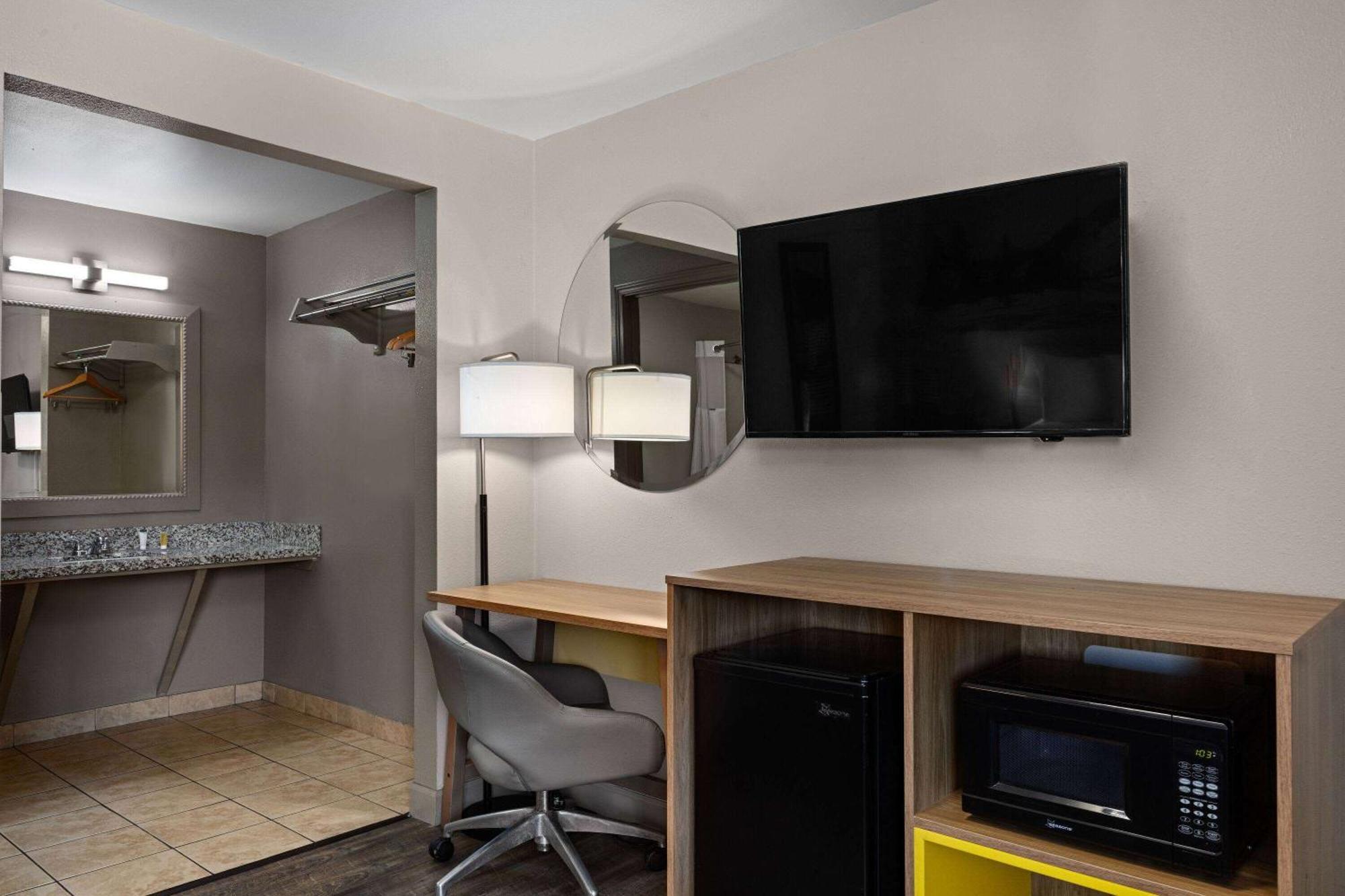 Days Inn By Wyndham Lakewood South Tacoma Extérieur photo