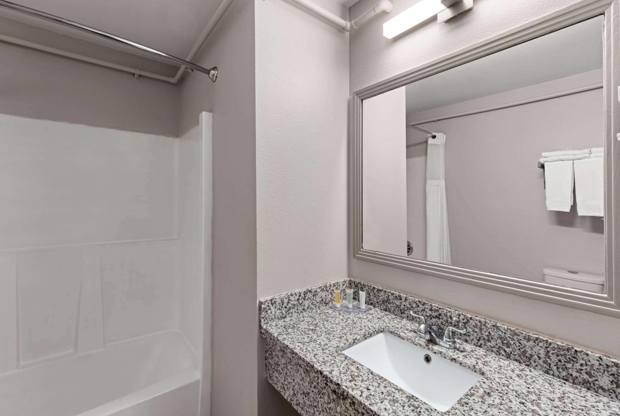Days Inn By Wyndham Lakewood South Tacoma Extérieur photo