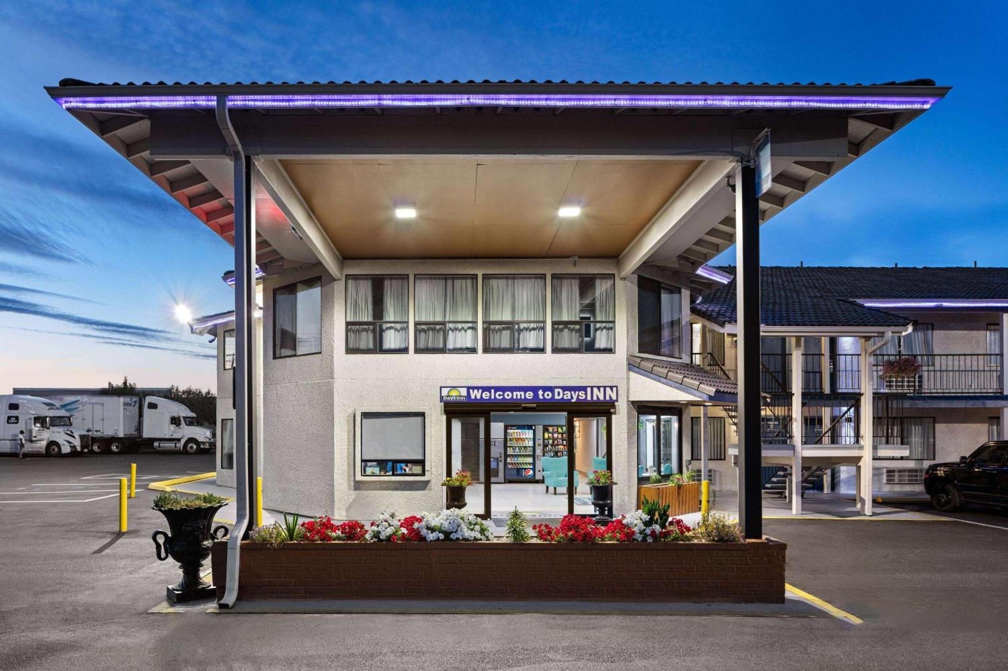 Days Inn By Wyndham Lakewood South Tacoma Extérieur photo
